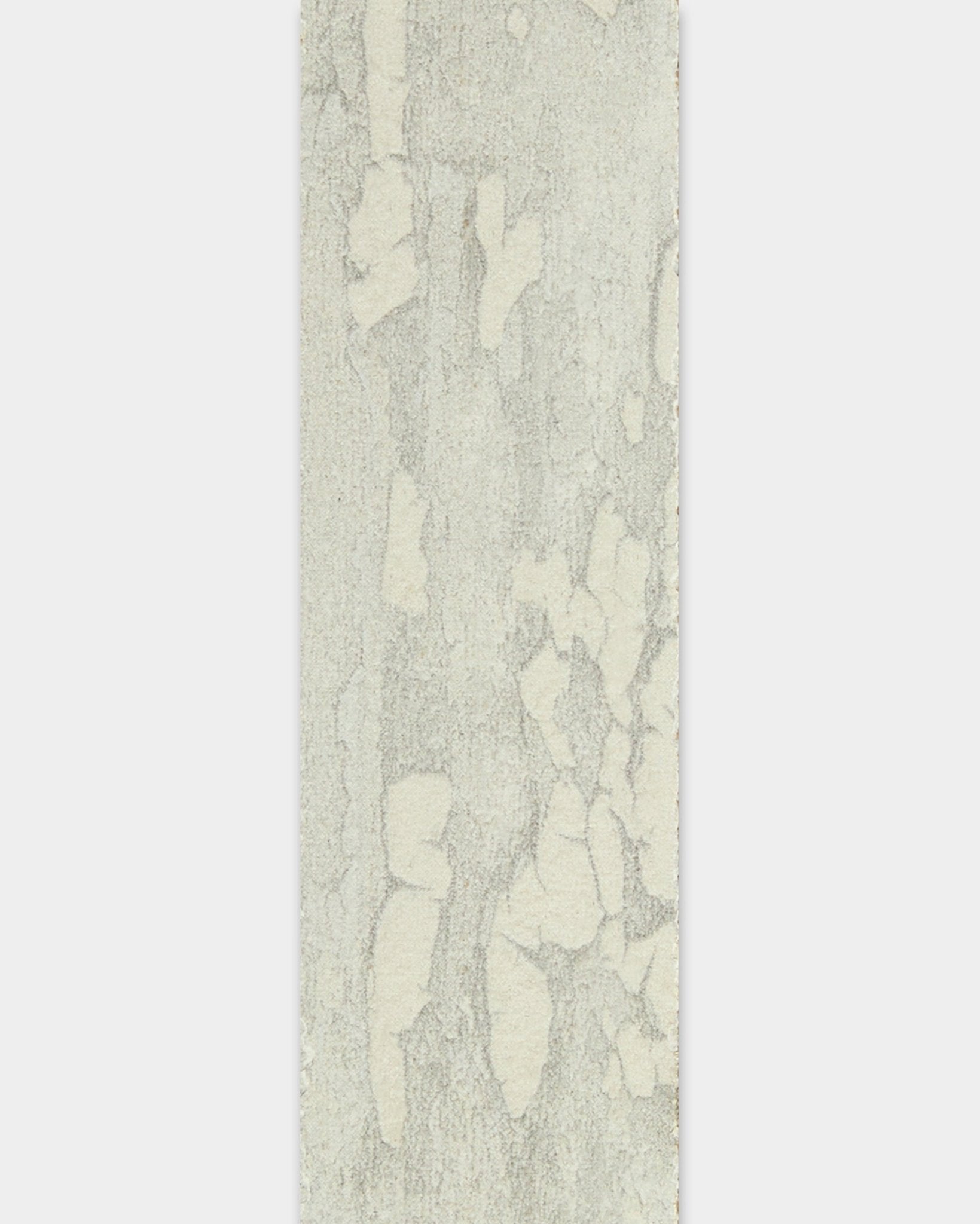 WoodUpp Lamella / Oxide White 240 cm Painel acústico com um acabamento abstrato texturado, retangular, em cinzento-claro e branco sujo, que faz lembrar pedra natural.